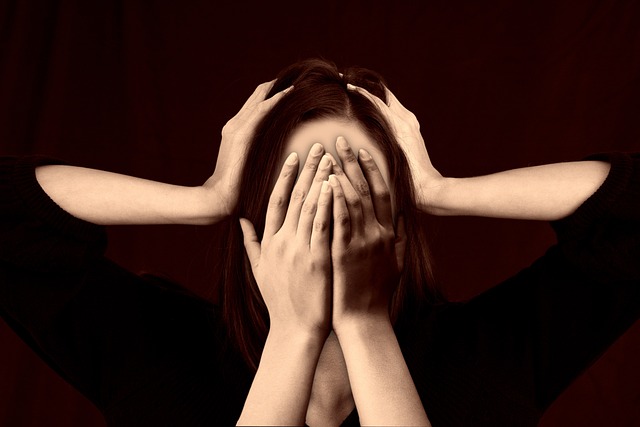 Douleurs sévères femme qui a des douleurs sévères